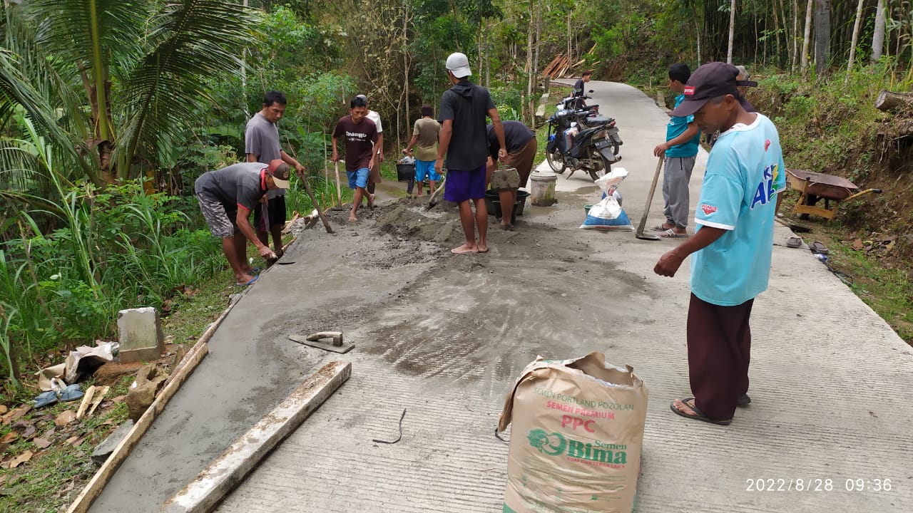 Kerja Bakti Memperbaiki Jalan Rusak di Padukuhan Pandu